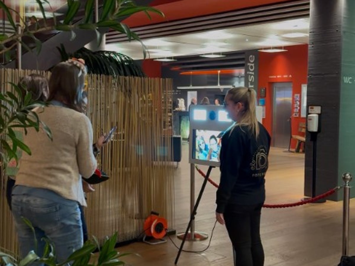 Foto Fiesta Team beim Aufbau der Fotobox am Event – Technik, Branding und Setup vor Ort