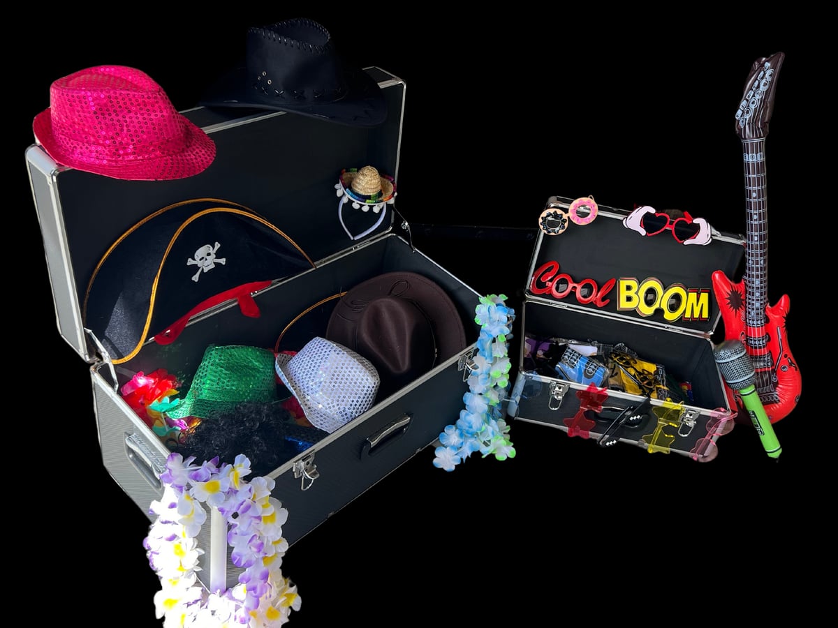Requisitenbox mit Hüten, Brillen, Leis und lustigen Accessoires für die Fotobox